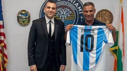 Leandro Petersen y alcalde del condado de Miami-Dade, Francis Suárez. 